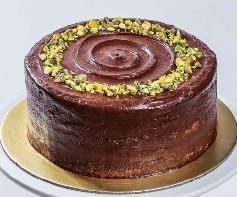 4 ile 6 kişilik kişilik Klasik sade çikolatalı fıstıklı yaş pasta Doğum günü pastası Adana pasta