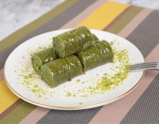 Özenle Hazırlanmış 1000 Gr Fıstık Sarma Adana pasta